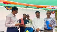 সমলয় চাষে ফলন বাড়ায় ধামরাইয়ে কৃষকের মিষ্টি বিতরণ