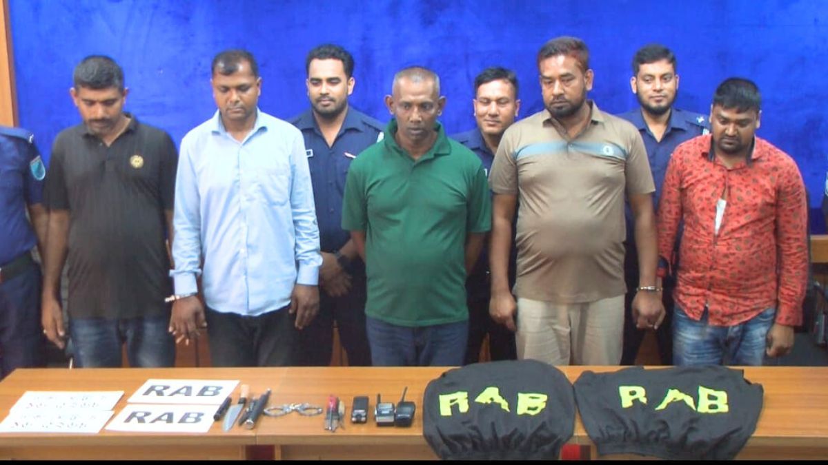 কেরানীগঞ্জে র্যাব পরিচয়ে বাস ডাকাতি, অস্ত্রসহ গ্রেপ্তার ৫