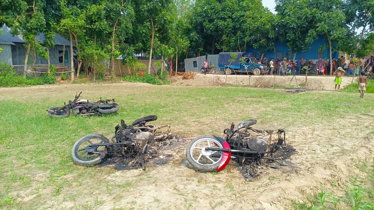 পাটক্ষেত দিয়ে ধান নেওয়াকে কেন্দ্র করে বিরোধ : তিন মোটরসাইকেল পুড়িয়ে ছাই, আহত ১