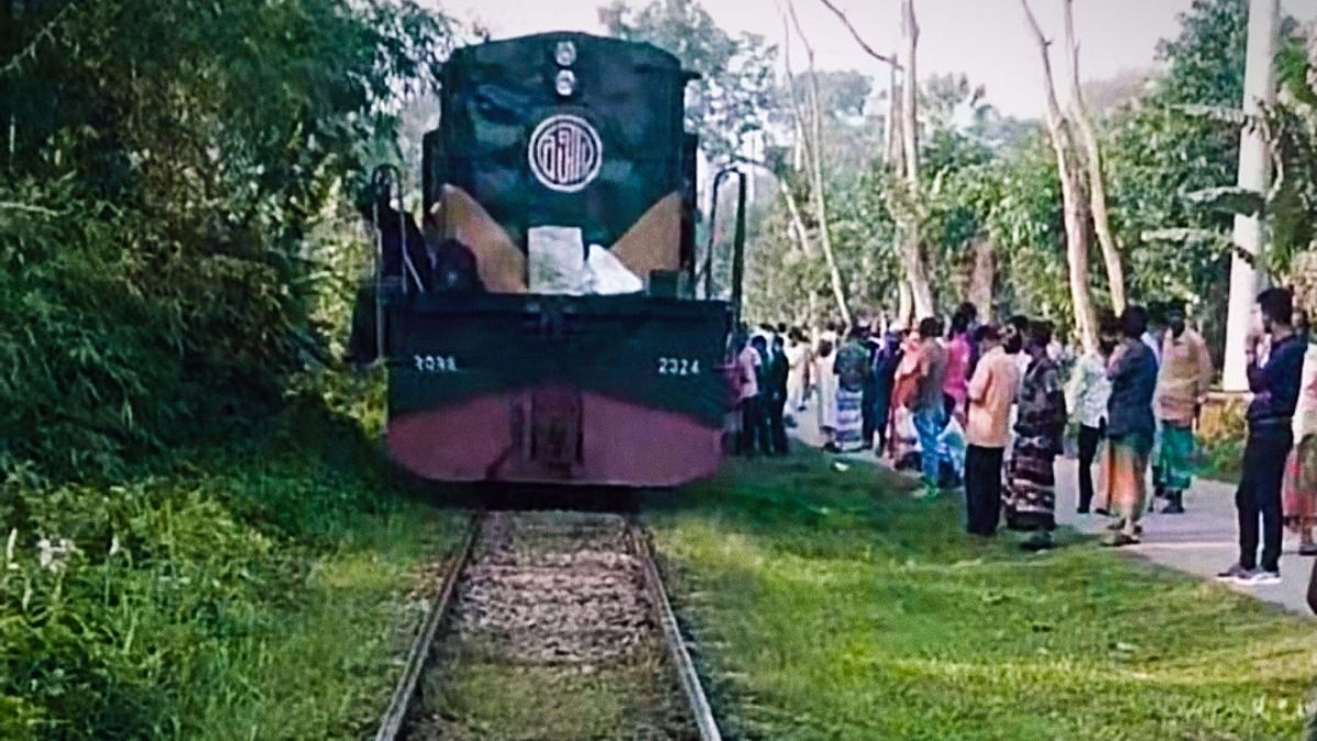 অল্পের জন্য প্রাণে রক্ষা পেল ট্রেনের ৫০০ যাত্রী