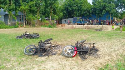 পাটক্ষেত দিয়ে ধান নেওয়াকে কেন্দ্র করে বিরোধ : তিন মোটরসাইকেল পুড়িয়ে ছাই, আহত ১