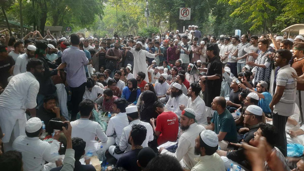 রাত পেরিয়ে সকালেও যমুনার সামনে বিক্ষোভ