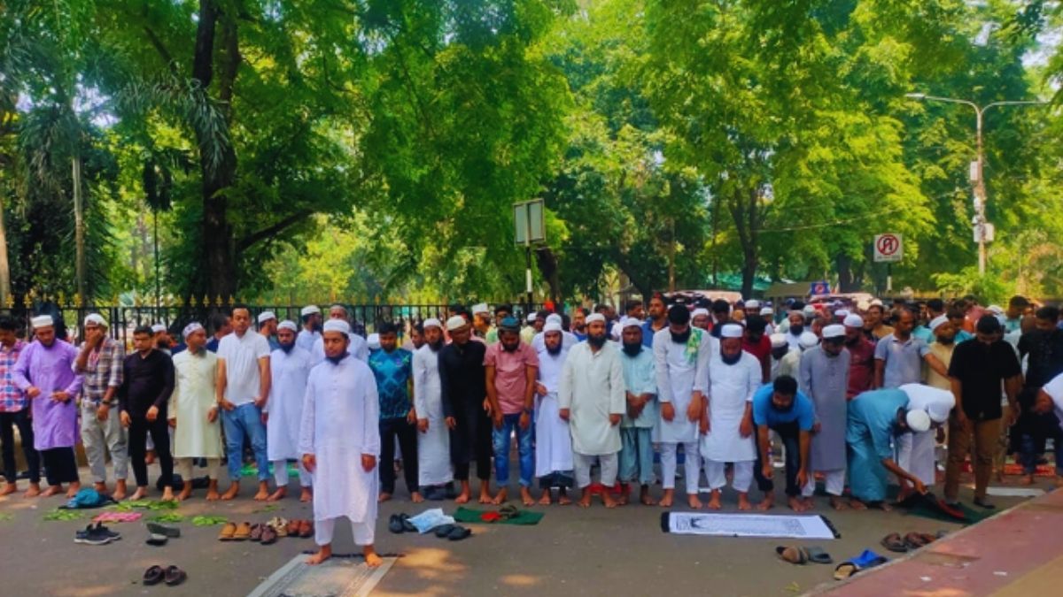 যমুনার সামনে জুমা পড়লেন আন্দোলনকারীরা