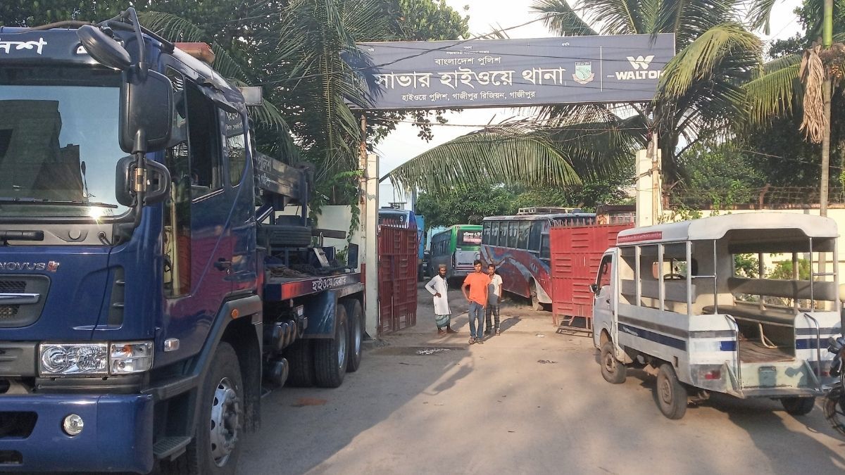 দাঁড়িয়ে থাকা বাসে ট্রাকের ধাক্কা, নিহত ২