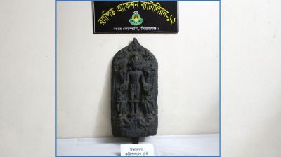র‌্যাবের অভিযানে কষ্টিপাথরের মূর্তিসহ গ্রেপ্তার ৩