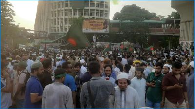 আ.লীগ নিষিদ্ধের দাবিতে শাহবাগে সড়ক অবরোধ