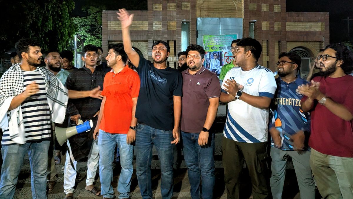 আ.লীগ নিষিদ্ধের দাবিতে জাবি শিক্ষার্থীদের বিক্ষোভ