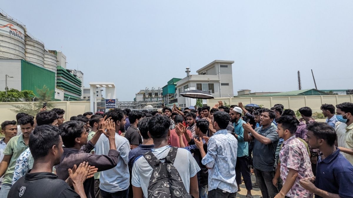 মিরসরাইয়ে ১৪ দাবিতে শ্রমিকদের বিক্ষোভ