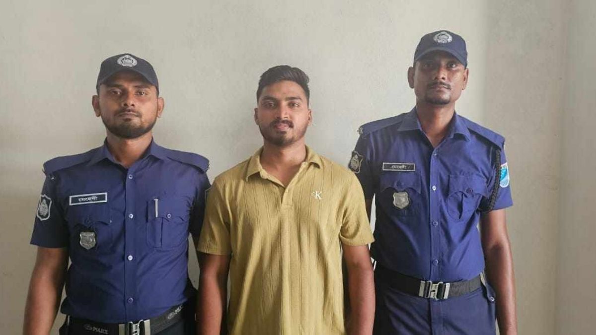 লঞ্চে ২ তরুণীকে মারধরের ঘটনায় যুবক আটক
