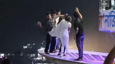 মুন্সীগঞ্জে লঞ্চে ২ তরুণীকে প্রকাশ্যে মারধর (ভিডিও)