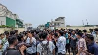মিরসরাইয়ে ১৪ দাবিতে শ্রমিকদের বিক্ষোভ