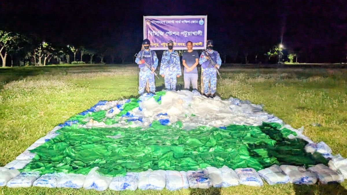 পটুয়াখালীতে চার লাখ টাকার নিষিদ্ধ পলিথিন জব্দ