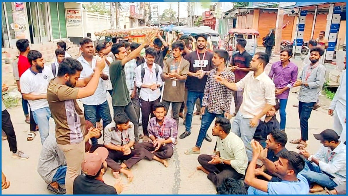 জামালপুরে উপবৃত্তির টাকা না পেয়ে সড়ক অবরোধ