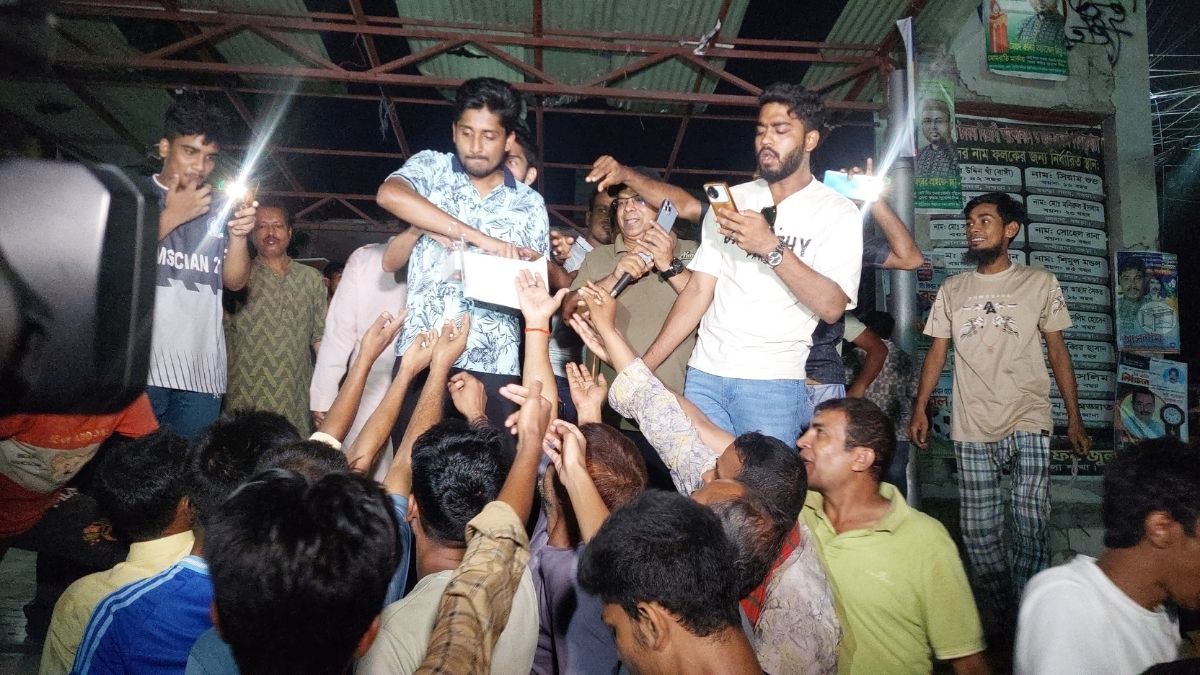 আ.লীগ নিষিদ্ধে বগুড়ায় মিষ্টি বিতরণ