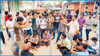 জামালপুরে উপবৃত্তির টাকা না পেয়ে সড়ক অবরোধ