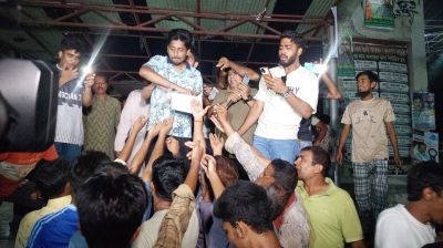 আ.লীগ নিষিদ্ধে বগুড়ায় মিষ্টি বিতরণ