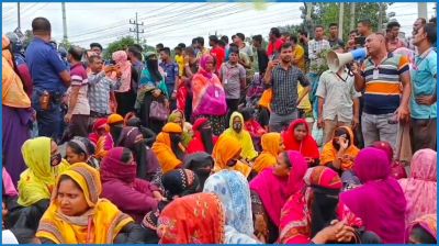 বেতন-বোনাসের দাবিতে ভালুকায় শ্রমিকদের মহাসড়ক অবরোধ