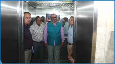 ঢাবির লিফট সংস্কারের কাজ পরিদর্শন করলেন উপাচার্য