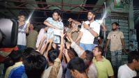 আ.লীগ নিষিদ্ধে বগুড়ায় মিষ্টি বিতরণ
