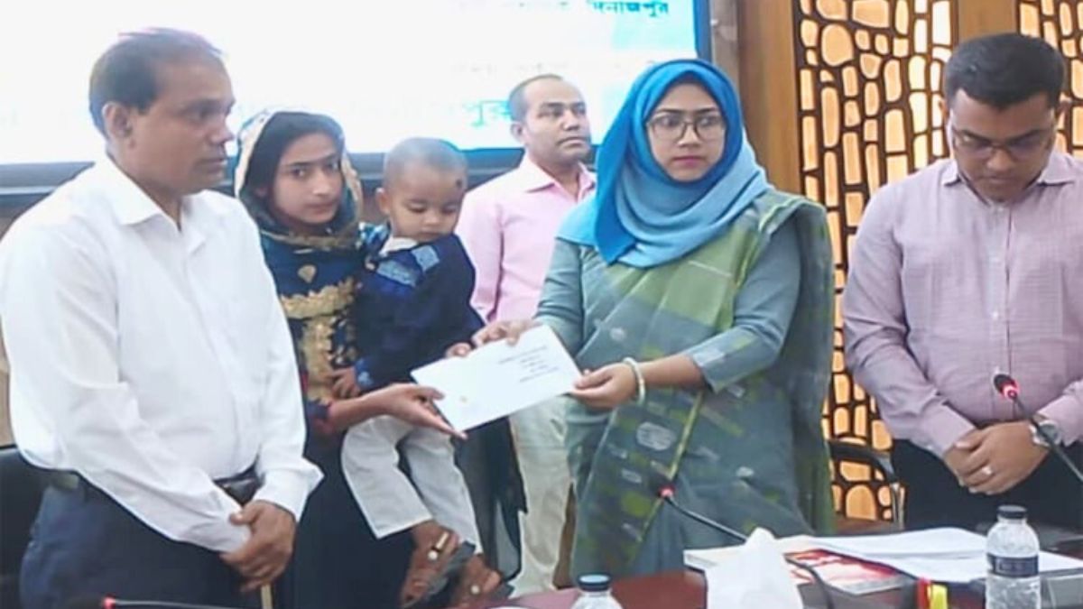 জুলাই গণঅভ্যুত্থানের শহীদ পরিবারের মাঝে সঞ্চয়পত্র বিতরণ