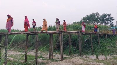 ঝুঁকিপূর্ণ কাঠের সেতু দিয়ে স্কুলে যাতায়াত