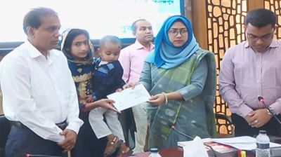 জুলাই গণঅভ্যুত্থানের শহীদ পরিবারের মাঝে সঞ্চয়পত্র বিতরণ