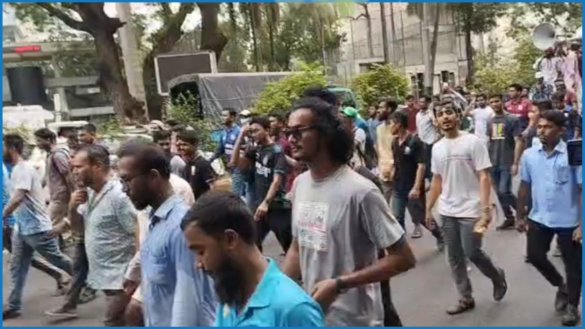 পুলিশি বাধা পেরিয়ে যমুনা অভিমুখে জবি শিক্ষার্থীরা