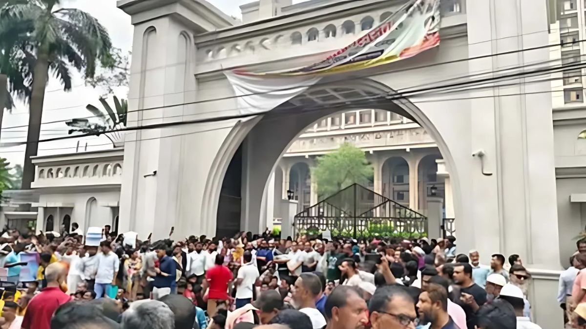 ইশরাককে মেয়র পদে বসানোর দাবিতে নগর ভবনে বিক্ষোভ
