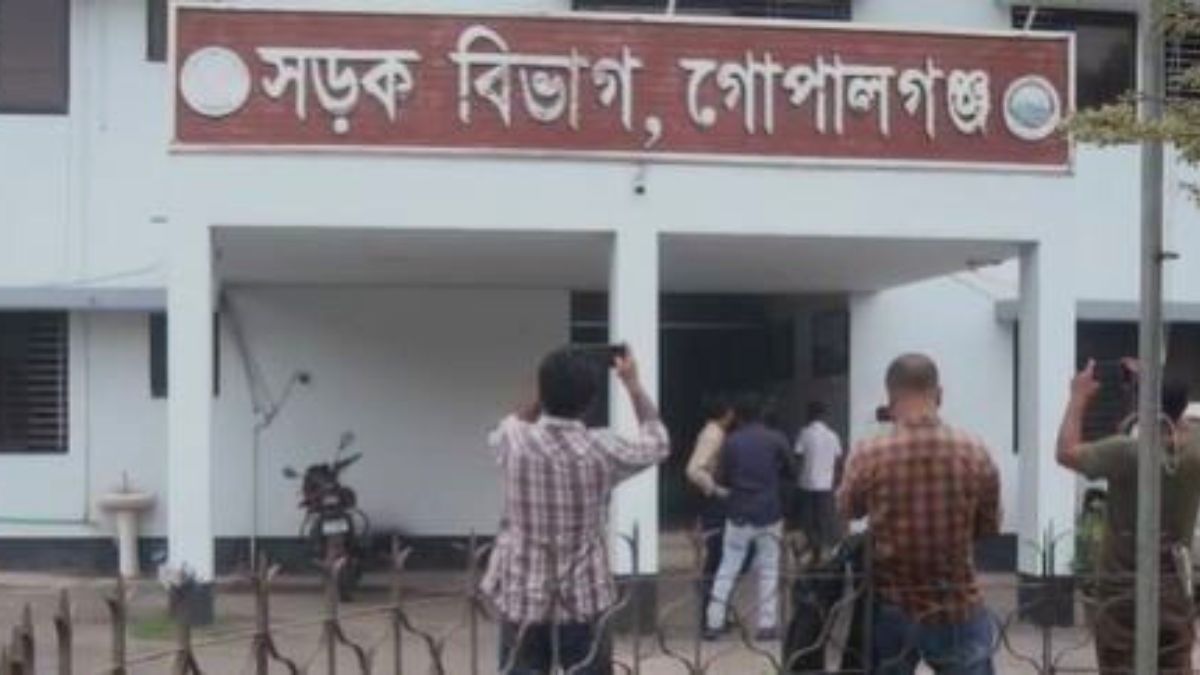 গোপালগঞ্জে সওজ কার্যালয়ে দুদকের অভিযান