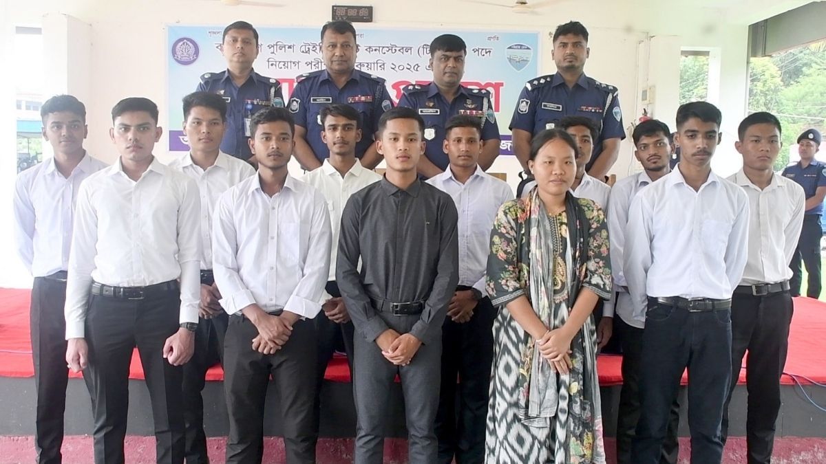 মাত্র ১২০ টাকা খরচে পুলিশে চাকরি পেল ৯ যুবক