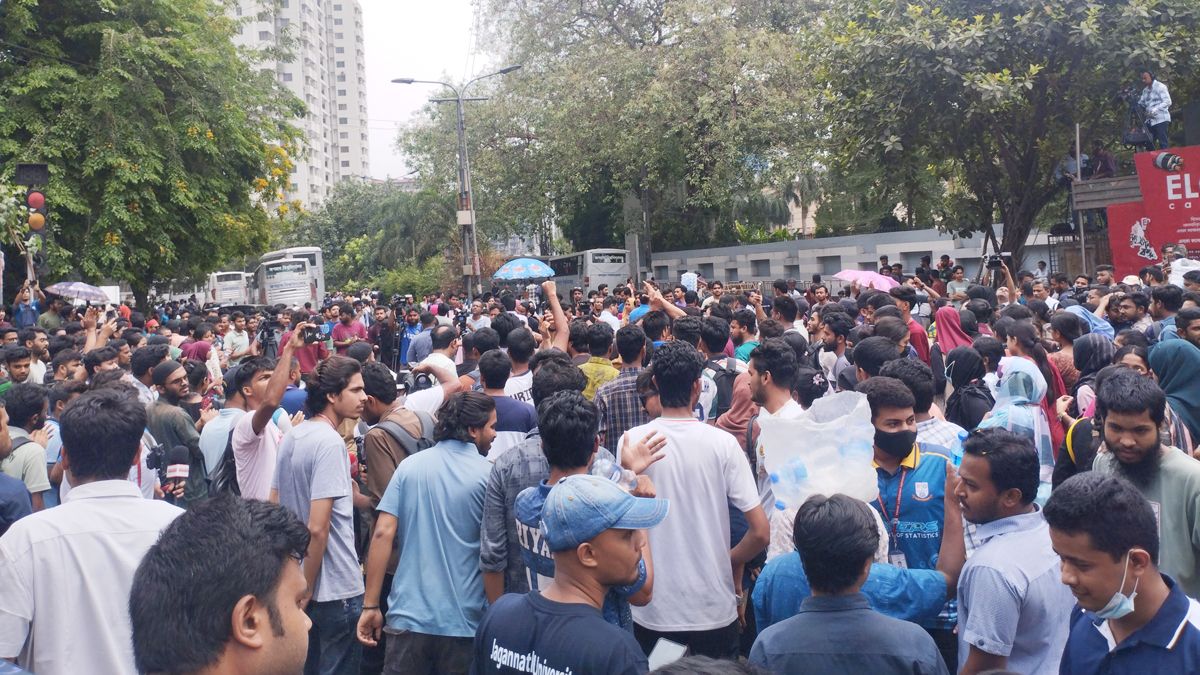 কাকরাইল মোড়ে জবি শিক্ষার্থীদের জনস্রোত, সড়ক অবরোধ