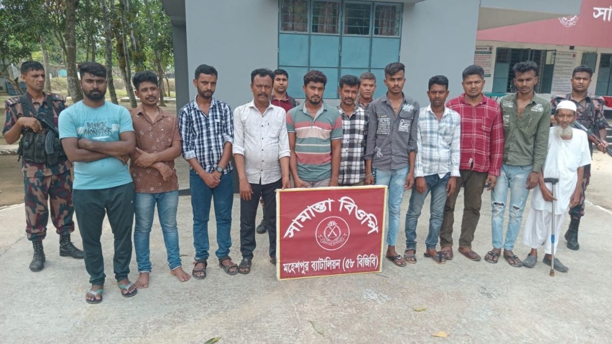 ভারত থেকে অনুপ্রবেশকালে ঝিনাইদহ সীমান্তে আটক ২৫