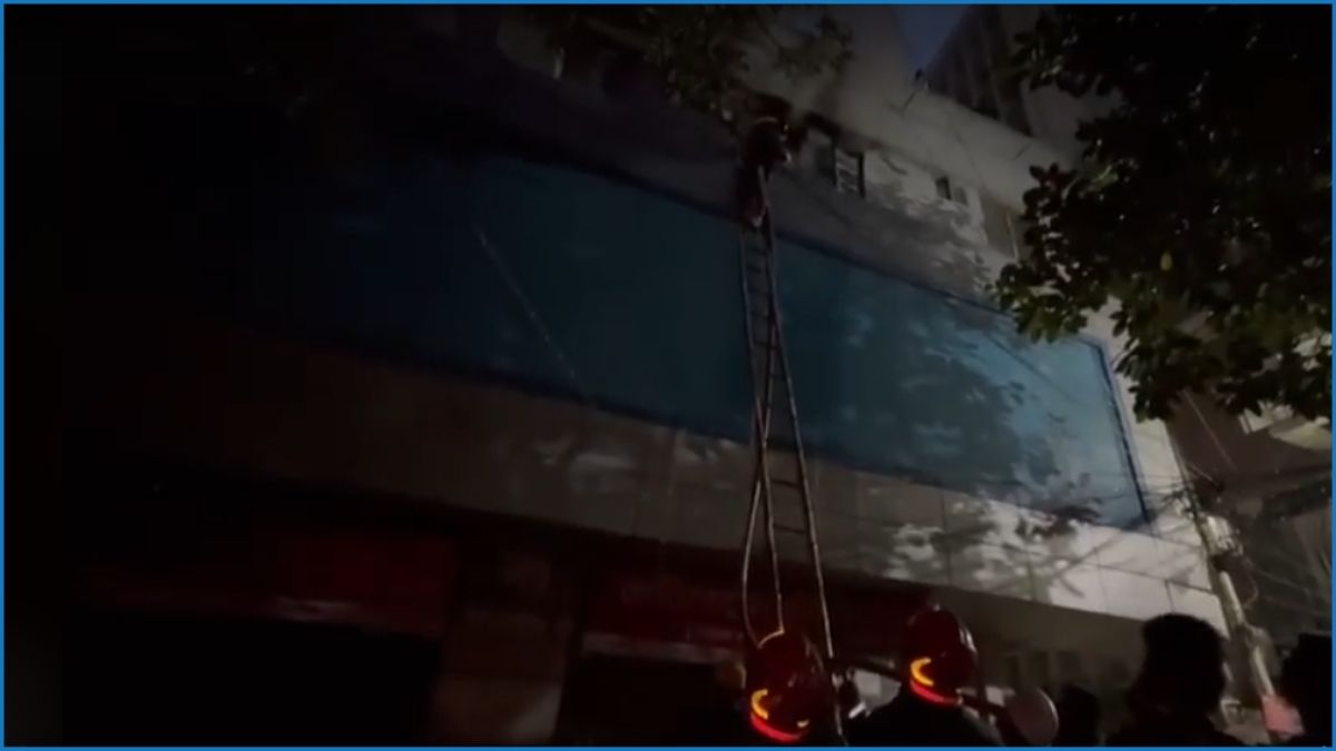 মতিঝিলে তিনতলা ভবনে আগুন, নিয়ন্ত্রণে ৪ ইউনিট