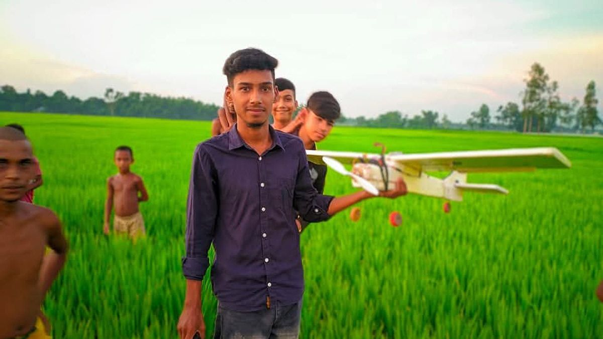 পাইলট হওয়ার স্বপ্ন, রিকশা চালিয়ে ‘উড়োজাহাজ’ বানালেন সোহেল