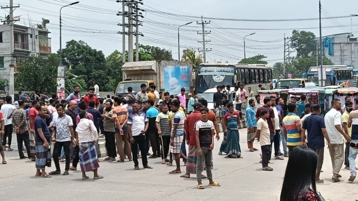 বকেয়া বেতনের দাবিতে ঢাকা-টাঙ্গাইল মহাসড়ক অবরোধ