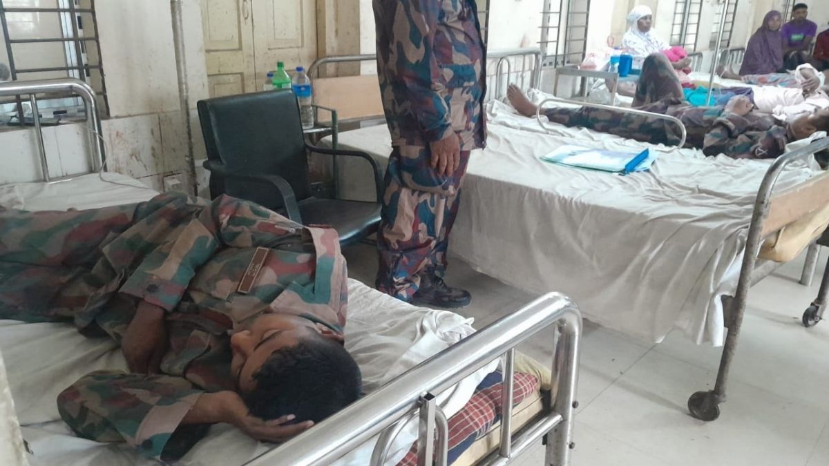 মাদক কারবারিদের হামলায় হাসপাতালে ২ বিজিবি সদস্য