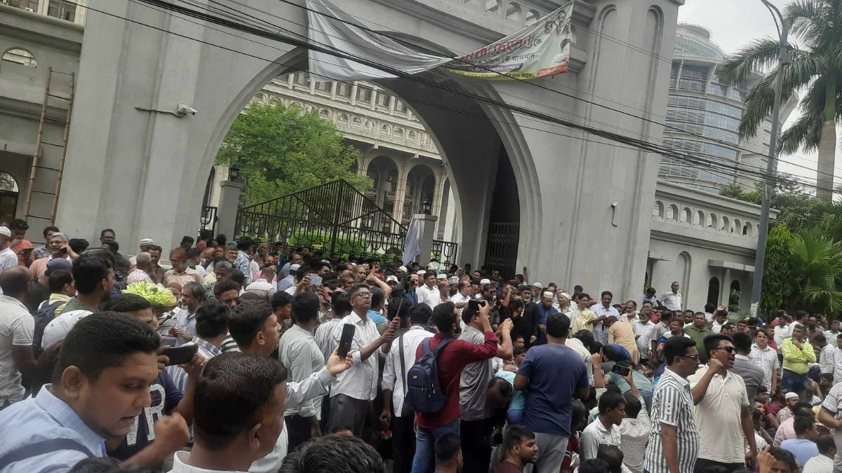 নগরভবনে ইশরাকপন্থিরা, বন্ধ প্রধান ফটক