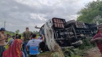সাতক্ষীরায় ৩৫ সাংবাদিক বহনকারী বাস খাদে