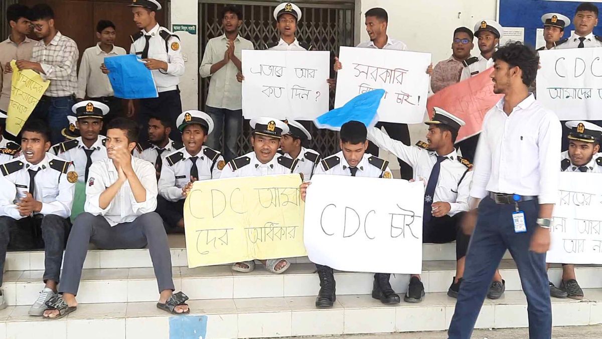 সিডিসি ও চাকরির দাবিতে বাগেরহাটে মেরিন ইনস্টিটিউটে শাটডাউন