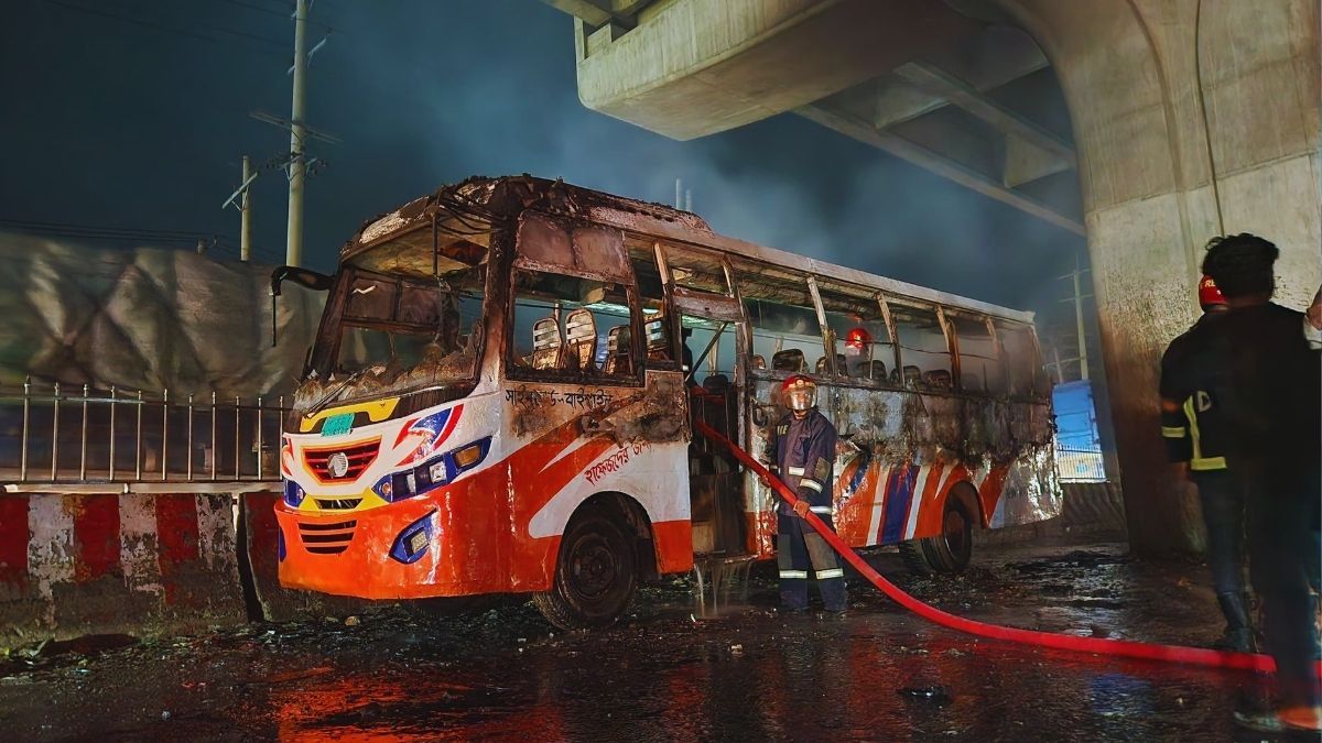 সাভারে মহাসড়কের পাশে দাঁড়ানো বাসে আগুন