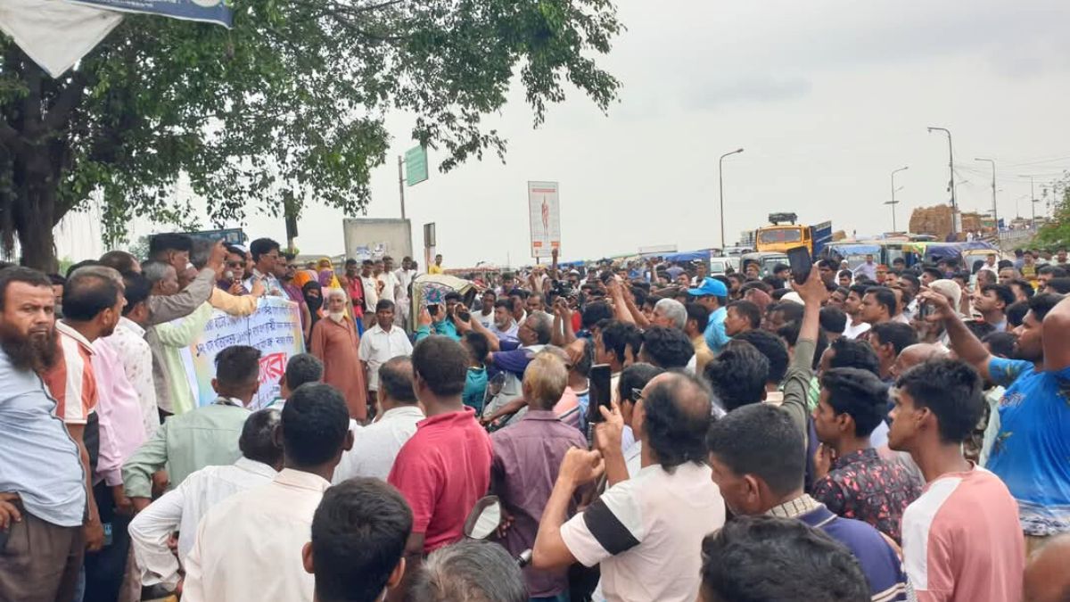 চাঁপাইনবাবগঞ্জে খাসজমিতে দোকান নির্মাণের প্রতিবাদে সড়ক অবরোধ