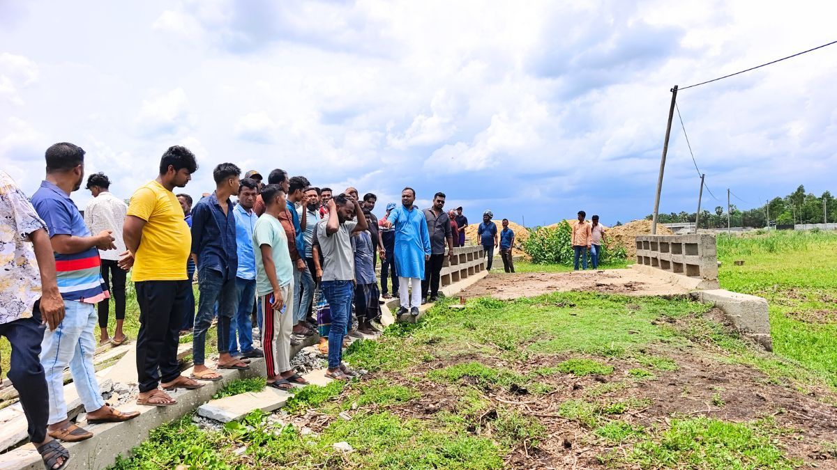 রূপগঞ্জে বেক্সিমকোর দখল থেকে রাস্তা পুনরুদ্ধার করল এলাকাবাসী