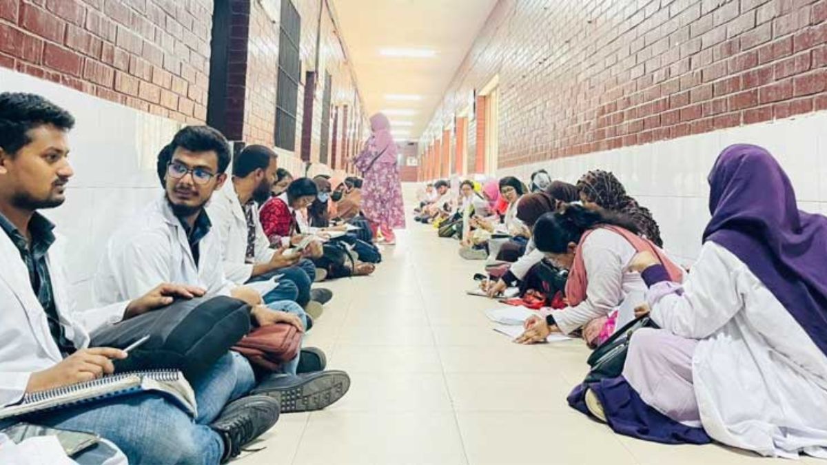 নিটোর ইন্টার্ন ফিজিওথেরাপিস্টদের কর্মবিরতি চলছে