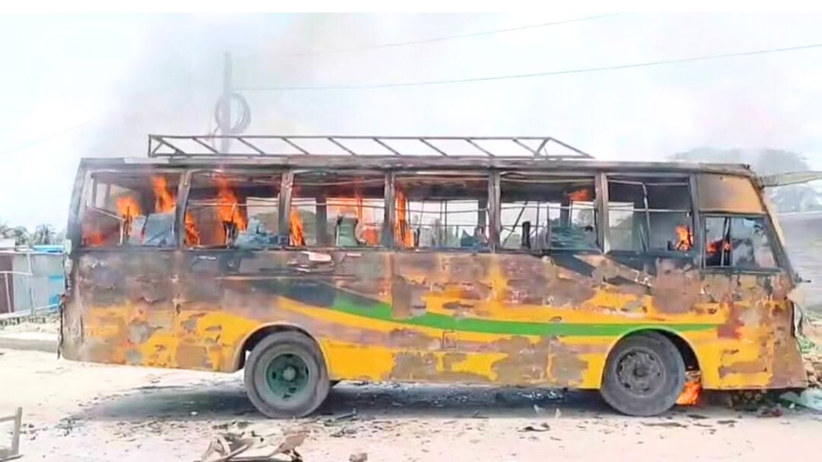 গোপালগঞ্জে বাসচাপায় মোটরসাইকেল চালক নিহত, বাসে আগুন