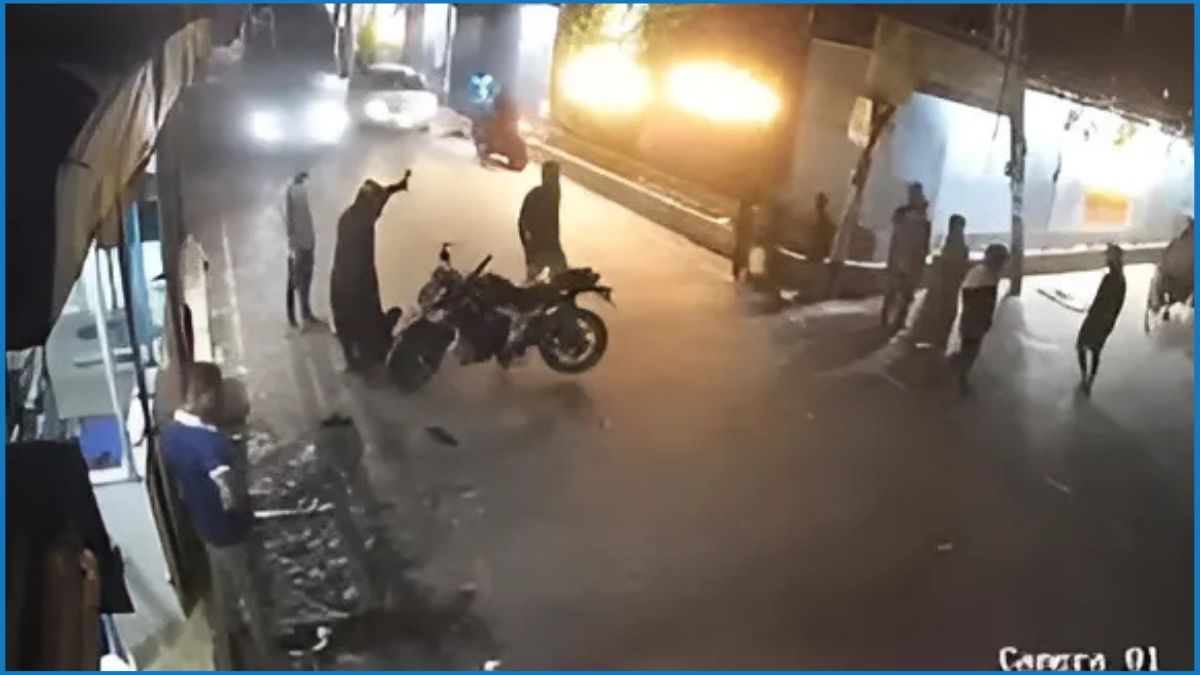 সেন্ট্রাল রোডে প্রকাশ্যে যুবককে কোপানোর ঘটনায় মামলা