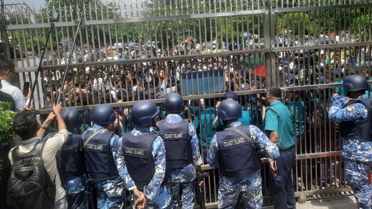 ইসিতে প্রবেশে এনসিপিকে বাধা