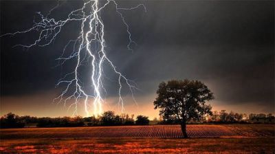 দিনাজপুরে বজ্রপাতে প্রাণ গেল কিশোরীর, আহত ২