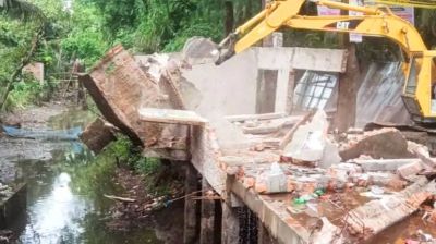 লক্ষ্মীপুরে খাল দখলমুক্তে অভিযান, বর্ষার আগেই উচ্ছেদ ১২ স্থাপনা
