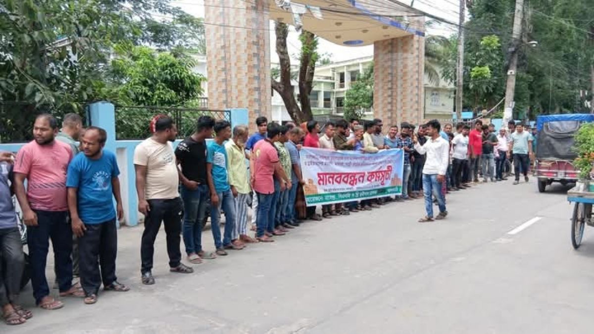 ঝালকাঠিতে বাস মালিক সমিতির হয়রানির বিরুদ্ধে বিক্ষোভ