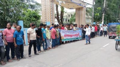 ঝালকাঠিতে বাস মালিক সমিতির হয়রানির বিরুদ্ধে বিক্ষোভ